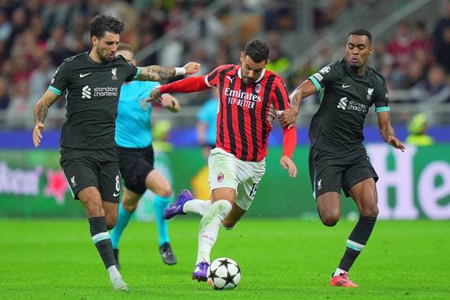 AC MilanÕs Theo Hernandez fight for the ball with Liverpool s Dominik Szboszlai during the Uefa Champions League soccer match between Milan and Liverpool at the San Siro Stadium in Milan, north Italy -Tuesday , September 17 2024. - Soccer .  Copyright: xSpada LaPressex