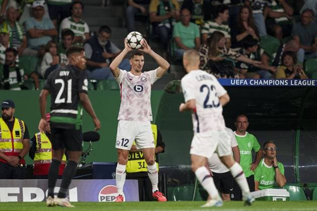 Thomas Meunier of Lille (C) serves the ball during the UEFA Champions League football match between Sporting CP and Lille at Estádio José Alvalade in Lisbon, Portugal on 17th September. FOOTBALL : Sporting Portugal CP vs Lille LOSC - Ligue des Champions UEFA - Lisbonne - 17 09 2024 SPP Panoramic 
