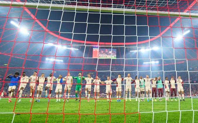 FCB team celebration with fans in the group league match FC BAYERN MUENCHEN - DINAMO ZAGREB of football UEFA Champions League in season 2024 2025 in Munich, Sep 17, 2024 , FCB, 1. Spieltag, München
