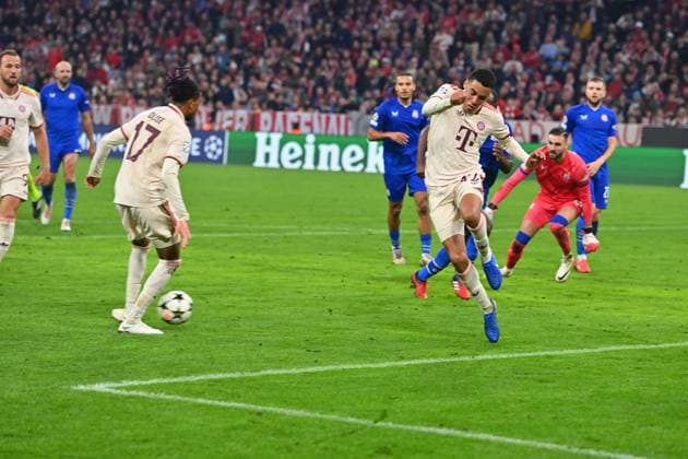Goal Michael OLISE Bayern Muenchen,left to 5 2 action,shot on goal,right flanker Jamal MUSIALA Bayern Muenchen penalty area scene Football Champions League , FC Bayern Muenchen GNK Dinamo Zagreb 9 2 on 17 09 2024, A L L I A N Z A R E N A
