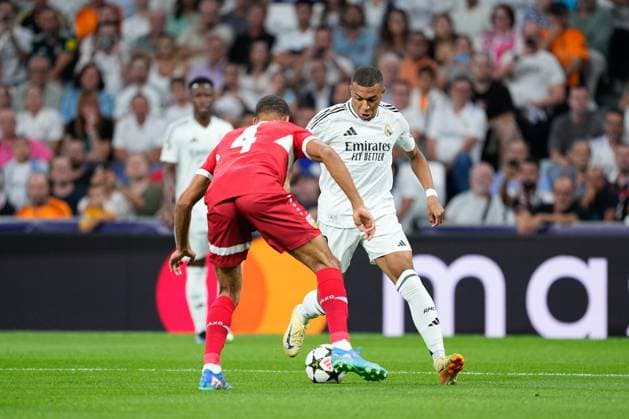 September 17, 2024, Madrid, Madrid, SPAIN: Kylian Mbappe of Real Madrid and Josha Vagnoman of Stuttgart in action during the UEFA Champions League 2024 25 League Phase MD1 match between Real Madrid CF and VfB Stuttgart at Estadio Santiago Bernabeu on September 17, 2024 in Madrid, Spain. Madrid SPAIN - ZUMAa181 20240917_zaa_a181_031 Copyright: xOscarxJ.xBarrosox