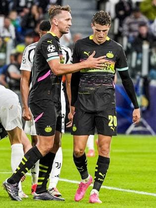 TURINE - (l-r) Guus Til of PSV Eindhoven, Luuk de Jong of PSV Eindhoven during the UEFA Champions league match between Juventus FC and PSV Eindhoven at Allianz Stadium on Sept. 17, 2024 in Turin, Italy. ANP TOBIAS KLEUVER UEFA Champions League 2024 25 xVIxANPxSportx xxANPxIVx 508724736 originalFilename: 508724736.jpg