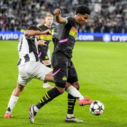TURINE - (l-r) Andrea Cambiaso of Juventus FC, Malik Tillman of PSV Eindhoven during the UEFA Champions league match between Juventus FC and PSV Eindhoven at Allianz Stadium on Sept. 17, 2024 in Turin, Italy. ANP TOBIAS KLEUVER UEFA Champions League 2024 25 xVIxANPxSportx xxANPxIVx 508724764 originalFilename: 508724764.jpg
