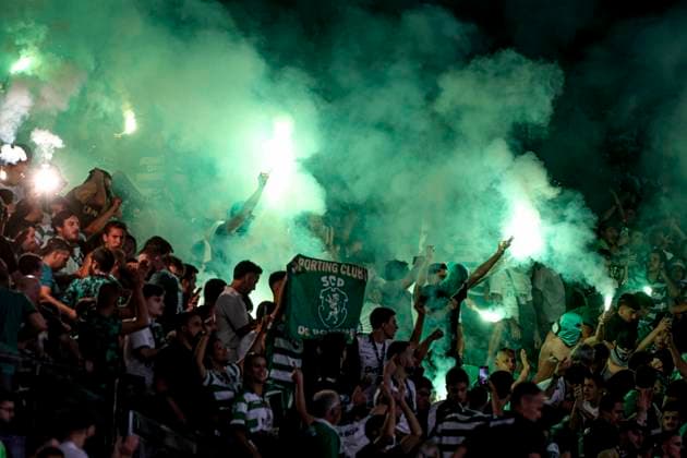 Sport Themen der Woche KW38 Sport Bilder des Tages Sporting fans celebrate a goal during the UEFA Champions League 2024 25 League Phase MD1 match between Sporting Clube de Portugal and LOSC Lille at Estadio Jose Alvalade on September 17, 2024 in Lisbon, Portugal. UEFA Champions League - Sporting CP vs LOSC Lille (Valter Gouveia SPP)  Copyright: xValterxGouveia SPPx spp-en-VaGo-VG_L0739