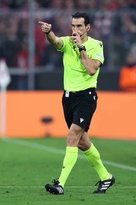 Soccer UEFA Champions League Matchday 1 FC Bayern Munich Dinamo Zagreb on 17 09 2024 at the Allianz Arena in Munich Referee Juan Martinez Munuera Spain whistles penalty kick xMSx