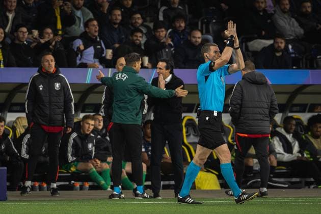 Bern, Switzerland, September 17st 2024: VAR review of Georgi Kabakov (referee) during the UEFA Champions League football match between BSC Young Boys and Aston Villa at Stadion Wankdorf in Bern, Switzerland. Philipp Kresnik (Philipp Kresnik SPP) Copyright: xPhilippxKresnikx xSPPx spp-en-PhKrSp-_KRE2325