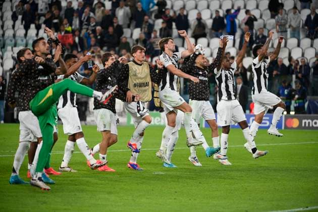 Sport Bilder des Tages 17th September 2024, Allianz Stadium, Turin, Italy; UEFA Champions League Football; Juventus versus PSV Eindhoven; The Juventus players celebrate in front of their fans after their 3-1 win  ActionPlus12694200 BestxImages
