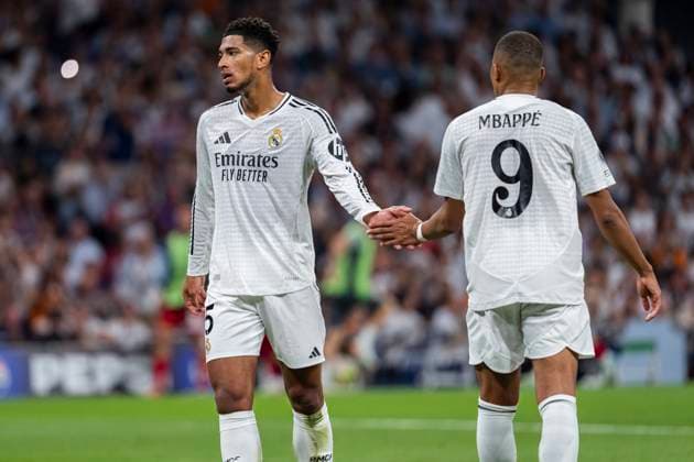 Real Madrid CF v VfB Stuttgart - UEFA Champions League 2024 25 League Phase MD1 Jude Bellingham of Real Madrid CF (L) seen giving hand to Kylian Mbappe of Real Madrid CF (R) during the UEFA Champions League 2024 25 League Phase MD1 match between Real Madrid C.F. and VfB Stuttgart at Estadio Santiago Bernabeu on September 17, 2024 in Madrid, Spain. Madrid Estadio Santiago Bernabeu Madrid Spain Copyright: xAlbertoxGardinx AGardin_20240917_Football_Champions_Real_Madrid_vs_Stuttgart_205