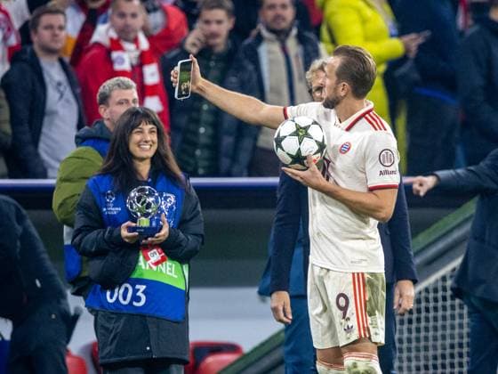 Commemorative selfie as Man of the match Bayerns 9 Harry KANE after the end of the match Football, UEFA Champions League, FC Bayern München GNK Dinamo Zagreb 9 2,1 Matchday, Season 2024 2025, on 17 09 2024, in Munich, A L L I A N Z A R E N A, Germany Source Copyright Credit Oryk HAIST xFUSSBALL-BAYERN-ZAGREBx
