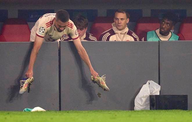 Raphael Guerreiro, FCB 22 cleans his shoes in the group league match FC BAYERN MUENCHEN - DINAMO ZAGREB 9-2 of football UEFA Champions League in season 2024 2025 in Munich, Sep 17, 2024 , FCB, 1. Spieltag, München