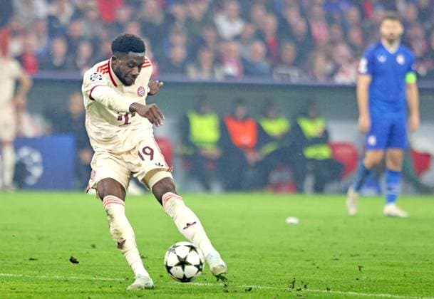 19 Alphonso Davies FCB single image, cropped, on the ball Football FC Bayern Munich GNK Dinamo Zagreb UEFA Champions League Allianz Arena 17 09 2024 PHOTO Mladen Lackovic LakoPress