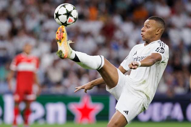 UEFA CHAMPIONS LEAGUE - Real Madrid vs VfB Stuttgart MADRID, SPAIN - SEPTEMBER 17: Kylian Mbappe of Real Madrid controls the ball during the UEFA CHAMPIONS LEAGUE 2024 25 match between Real Madrid and VfB Stuttgart at Santiago Bernabeu Stadium. (Photo by Guillermo Martinez) Madrid Santiago BernabŽu Stadium Spain Copyright: xGuillermoxMartinezx