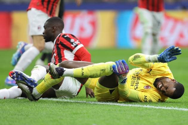 September 17, 2024, Milan, Lombardy, Italy: MIKE MAIGNAN of AC MILAN gets injured following a shock with teammate FIKAYO TOMORI during Matchday 1 of 8 of the UEFA Champions League 2024 2025 between AC MILAN and LIVERPOOL FC at San Siro in Milan, Italy Milan Italy - ZUMAc179 20240917_zep_c179_120 Copyright: xMickaelxChavetx