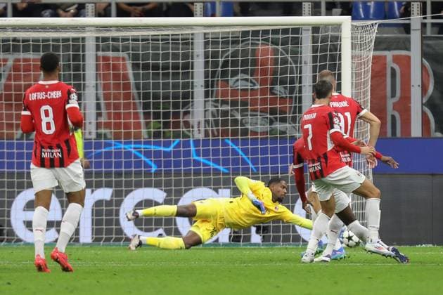 September 17, 2024, Milan, Lombardy, Italy: MIKE MAIGNAN of AC MILAN makes a huge save during Matchday 1 of 8 of the UEFA Champions League 2024 2025 between AC MILAN and LIVERPOOL FC at San Siro in Milan, Italy Milan Italy - ZUMAc179 20240917_zep_c179_125 Copyright: xMickaelxChavetx