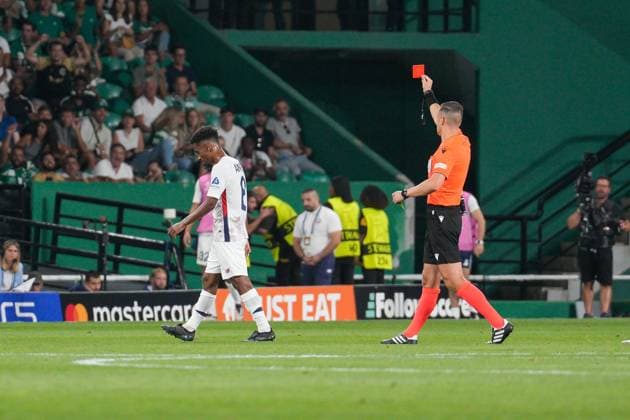 Sporting CP Vs Lille OSC in Lisbon, Portugal - 17 Sept 2024 Angel Gomes of Lille OSC (L) and Donatas Rumsas, referee, (R) shows the red card during the UEFA Champions League phase first match between Sporting CP and Lillie OSC at Estadio Jose Alvalade. Final score: Sporting CP 2:0 Lille OSC Lisbon Portugal Copyright: xBrunoxdexCarvalhox xSOPAxImagesx brunodecarvalho_sportinglille-824