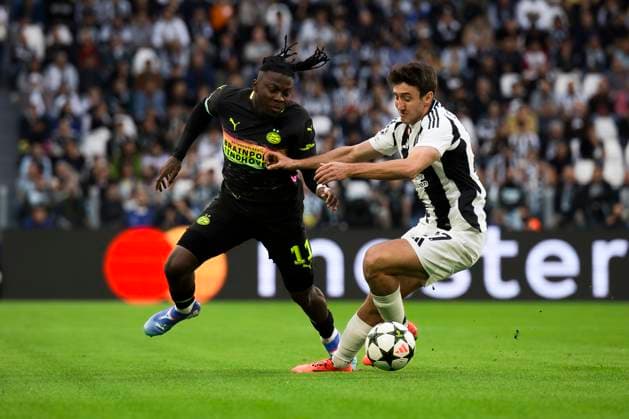 Juventus FC v PSV Eindhoven - UEFA Champions League Johan Bakayoko of PSV Eindhoven competes for the ball with Andrea Cambiaso of Juventus FC during the UEFA Champions League football match between Juventus FC and PSV Eindhoven. Turin Italy Copyright: xNicolòxCampox