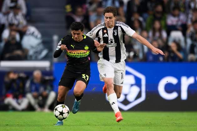 Juventus FC v PSV Eindhoven - UEFA Champions League Richard Ledezma of PSV Eindhoven comeptes for the ball with Kenan Yildiz of Juventus FC during the UEFA Champions League football match between Juventus FC and PSV Eindhoven. Turin Italy Copyright: xNicolòxCampox