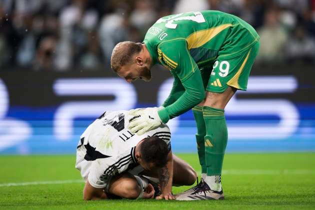 Juventus FC v PSV Eindhoven - UEFA Champions League Michele Di Gregorio of Juventus FC speaks with Federico Gatti of Juventus FC during the UEFA Champions League football match between Juventus FC and PSV Eindhoven. Turin Italy Copyright: xNicolòxCampox