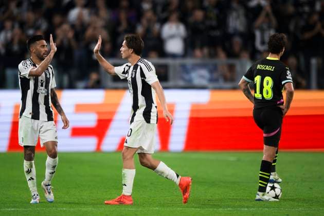 Juventus FC v PSV Eindhoven - UEFA Champions League Kenan Yildiz of Juventus FC high fives with Nicolas Gonzalez of Juventus FC before being replaced during the UEFA Champions League football match between Juventus FC and PSV Eindhoven. Turin Italy Copyright: xNicolòxCampox