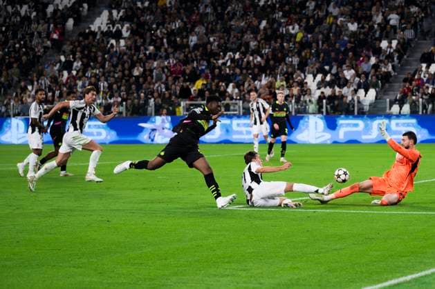 Juventus FC v PSV Eindhoven - UEFA Champions League Nicolo Fagioli of Juventus FC competes for the ball with Joel Drommel of PSV Eindhoven during the UEFA Champions League football match between Juventus FC and PSV Eindhoven. Turin Italy Copyright: xNicolòxCampox