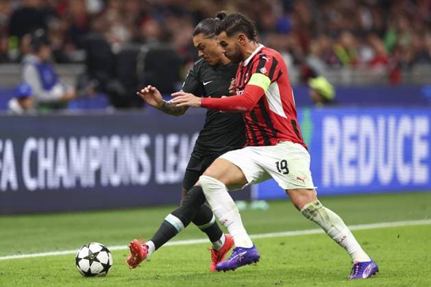 Darwin Nunez of Liverpool under pressure from Theo Hernandez of Milan AC Milan v Liverpool, UEFA Champions League, Group Stage, Football, San Siro, Milan, Italy, 17 Sep 2024 EDITORIAL USE ONLY No use with unauthorised audio, video, data, fixture lists, club league logos or live services. Online in-match use limited to 120 images, no video emulation. No use in betting, games or single club league player publications. Copyright: xSimonxDael Shutterstockx 14722111ds