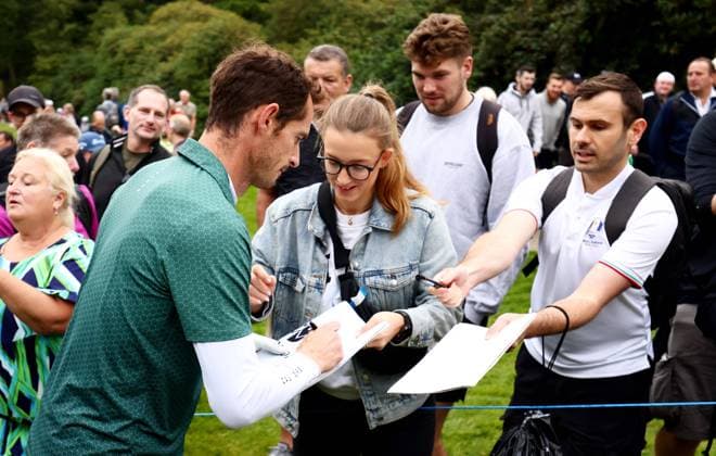 Former Tennis player Andy Murray signs autographs. BMW PGA, Golf Herren Championship, Celebrity Pro-Am, Golf, Wentworth, Surrey, UK - 18 Sep 2024  Copyright: xJamesxMarsh Shutterstockx 14726391n