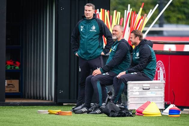 Champions League 2024-2025: training of Feyenoord Rotterdam - Feyenoord coach Brian Priske, Feyenoord assistent-trainer John de Wolf, Feyenoord assistent-trainer Bjorn Hamberg during the training of Feyenoord in preparation of the Champions League duel against Bayer 04 Leverkussen at Trainingscomplex 1908 on 18 September 2024 in Rotterdam, The Netherlands. Copyright: xYannickxVerhoevenx
