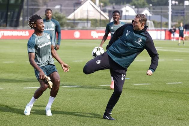 ROTTERDAM - (l-r) Chris-Kevin Nadje of Feyenoord, Feyenoord coach Brian Priske during the training session ahead of the CL match against Bayer o4 Leverkusen at sports complex 1908 on Sept. 18, 2024 in Rotterdam, Netherlands. ANP PIETER STAM DE JONGE UEFA Champions League 2024-25 2024 25 xVIxANPxSportx xxANPxIVx 508763321 originalFilename: 508763321.jpg