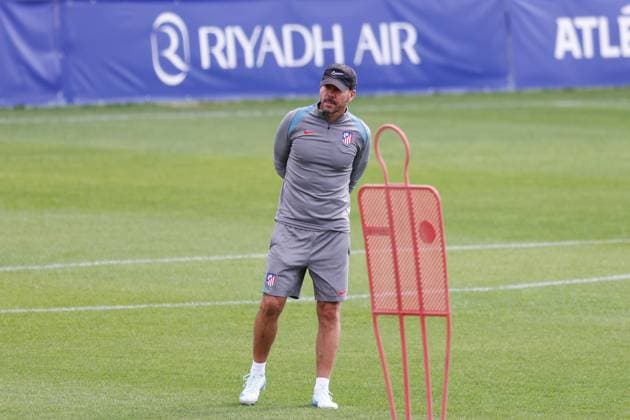 September 18, 2024, Majadahonda, Madrid, SPAIN: Diego Pablo Simeone, head coach of Atletico de Madrid, during the training day of Atletico de Madrid ahead of the UEFA Champions League, football match against RB Leipzig, at Ciudad Deportiva Wanda Atletico de Madrid on September 18, 2024, in Majadahonda, Madrid, Spain. Majadahonda SPAIN - ZUMAa181 20240918_zaa_a181_032 Copyright: xDennisxAgyemanx