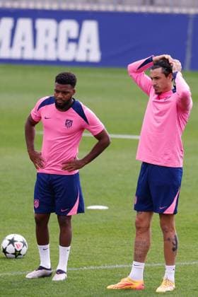 September 18, 2024, Majadahonda, Madrid, SPAIN: Jose Gimenez and Thomas Lemar of Atletico de Madrid warm up during the training day of Atletico de Madrid ahead of the UEFA Champions League, football match against RB Leipzig, at Ciudad Deportiva Wanda Atletico de Madrid on September 18, 2024, in Majadahonda, Madrid, Spain. Majadahonda SPAIN - ZUMAa181 20240918_zaa_a181_037 Copyright: xDennisxAgyemanx