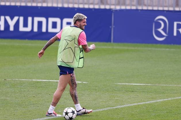 September 18, 2024, Majadahonda, Madrid, SPAIN: Rodrigo De Paul of Atletico de Madrid smiles during the training day of Atletico de Madrid ahead of the UEFA Champions League, football match against RB Leipzig, at Ciudad Deportiva Wanda Atletico de Madrid on September 18, 2024, in Majadahonda, Madrid, Spain. Majadahonda SPAIN - ZUMAa181 20240918_zaa_a181_086 Copyright: xDennisxAgyemanx
