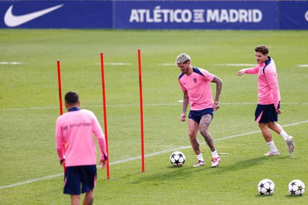 September 18, 2024, Majadahonda, Madrid, SPAIN: Rodrigo De Paul of Atletico de Madrid warms up during the training day of Atletico de Madrid ahead of the UEFA Champions League, football match against RB Leipzig, at Ciudad Deportiva Wanda Atletico de Madrid on September 18, 2024, in Majadahonda, Madrid, Spain. Majadahonda SPAIN - ZUMAa181 20240918_zaa_a181_051 Copyright: xDennisxAgyemanx