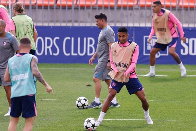 September 18, 2024, Majadahonda, Madrid, SPAIN: Samuel Lino of Atletico de Madrid warms up during the training day of Atletico de Madrid ahead of the UEFA Champions League, football match against RB Leipzig, at Ciudad Deportiva Wanda Atletico de Madrid on September 18, 2024, in Majadahonda, Madrid, Spain. Majadahonda SPAIN - ZUMAa181 20240918_zaa_a181_084 Copyright: xDennisxAgyemanx