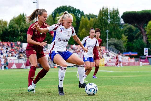 Rome, Italy, September 18th 2024: Frederikke Thogersen (25 Roma) defends against Cassandra Korhonen (9 Servette) during the UEFA Womens Champions League Round 2 football match between AS Roma and Servette FCCF at Stadio Tre Fontane in Rome, Italy. (Daniela Porcelli SPP) Copyright: xDanielaxPorcellix xSPPx spp-en-DaPoSp-20240918-_DP29974