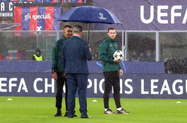 the referees check the condition of the playing field before the Uefa Champions League soccer match between Bologna f.c. and Shakhtar Donetsk at the Dall& x2019;Ara Stadium, Bologna, northern Italy, Wednesday, September 18, 2024. - Soccer - (Photo Michele Nucci - LaPresse)  Copyright: xMichelexNucci LaPressex