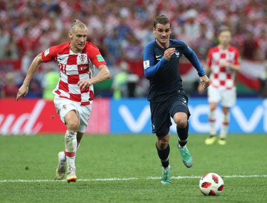 France v Croatia - FIFA World Cup, WM, Weltmeisterschaft, Fussball 2018 - Final - Luzhniki Stadium July 15, 2018 - Moscow, United Kingdom - Domagoj Vida of Croatia chases after the ball with Antoine Griezmann of France during the FIFA World Cup 2018 Final at the Luzhniki Stadium, Moscow. Picture date 15th July 2018. Picture credit should read: David Klein Sportimage Moscow United Kingdom EDITORIAL USE ONLY Copyright: xx ZUMA-20180715_zaf_si1_144.jpg DavidxKleinx csmphototwo409528