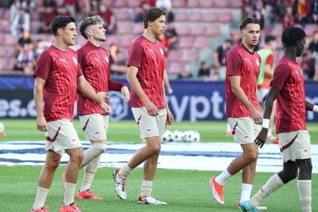 SOCCER - UEFA CL, Prag vs RBS PRAGUE,CZECH REPUBLIC,18.SEP.24 - SOCCER - UEFA Champions League, AC Sparta Prag vs Red Bull Salzburg. Image shows Bobby Clark, John Mellberg and Amar Dedic (RBS) during warm up.  GEPAxpictures xDavidxGeieregger