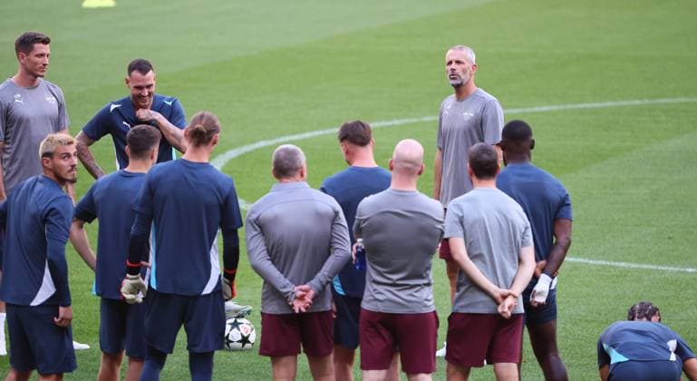 Atletico Madrid RB Leipzig CL MD 1 Madrid, 18 09 2024, Estadio Wanda Metropolitano, Football , UEFA Champions League, Matchday 1, Atletico Madrid vs RB Leipzig , Matchday 1, Final training RB Leipzig , In the picture coach Marco Rose, re , RB Leipzig, in front of his team , Only editorial use , UEFA regulations prohibit any use of photographs as image sequences and or quasi video , Picture Point