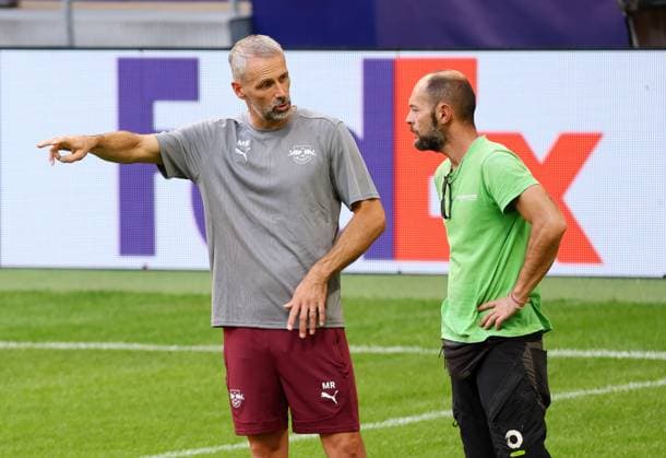 Atletico Madrid RB Leipzig CL MD 1 Madrid, 18 09 2024, Estadio Wanda Metropolitano, Football , UEFA Champions League, Matchday 1, Atletico Madrid vs RB Leipzig , Matchday 1, Final training RB Leipzig , In the picture f l Coach Marco Rose, RB Leipzig talking to the Atletico Greenkeeper , Only editorial use , UEFA regulations prohibit any use of photographs as image sequences and or quasi video , Picture Point