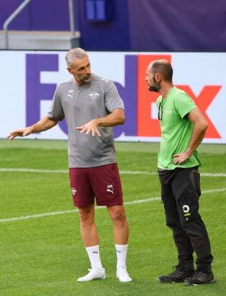 Atletico Madrid RB Leipzig CL MD 1 Madrid, 18 09 2024, Estadio Wanda Metropolitano, Football , UEFA Champions League, Matchday 1, Atletico Madrid vs RB Leipzig , Matchday 1, Final training RB Leipzig , In the picture f l Coach Marco Rose, RB Leipzig talking to the Atletico Greenkeeper , Only editorial use , UEFA regulations prohibit any use of photographs as image sequences and or quasi video , Picture Point