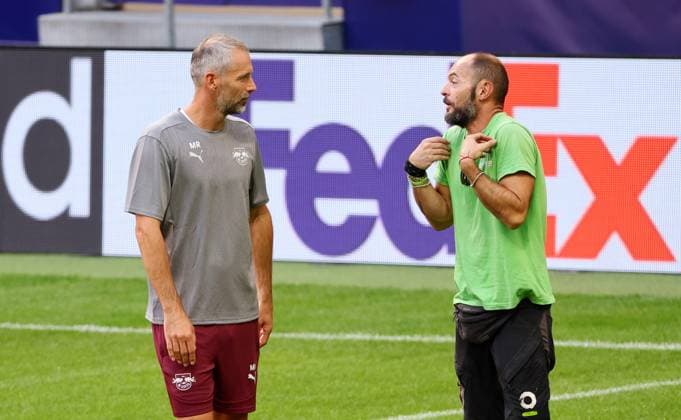 Atletico Madrid RB Leipzig CL MD 1 Madrid, 18 09 2024, Estadio Wanda Metropolitano, Football , UEFA Champions League, Matchday 1, Atletico Madrid vs RB Leipzig , Matchday 1, Final training RB Leipzig , In the picture f l Coach Marco Rose, RB Leipzig talking to the Atletico Greenkeeper , Only editorial use , UEFA regulations prohibit any use of photographs as image sequences and or quasi video , Picture Point