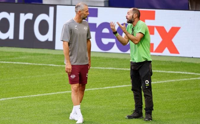 Atletico Madrid RB Leipzig CL MD 1 Madrid, 18 09 2024, Estadio Wanda Metropolitano, Football , UEFA Champions League, Matchday 1, Atletico Madrid vs RB Leipzig , Matchday 1, Final training RB Leipzig , In the picture f l Coach Marco Rose, RB Leipzig talking to the Atletico Greenkeeper , Only editorial use , UEFA regulations prohibit any use of photographs as image sequences and or quasi video , Picture Point