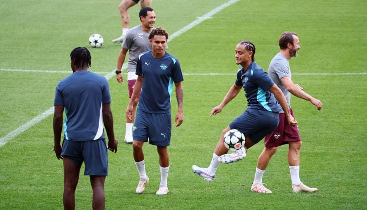 Atletico Madrid RB Leipzig CL MD 1 Madrid, 18 09 2024, Estadio Wanda Metropolitano, Football , UEFA Champions League, Matchday 1, Atletico Madrid vs RB Leipzig , Matchday 1, Final training RB Leipzig , In the picture Assan Ouedraogo 20, RB Leipzig and Xavi Simons 10, RB Leipzig on the ball , Only editorial use , UEFA regulations prohibit any use of photographs as image sequences and or quasi video , Picture Point