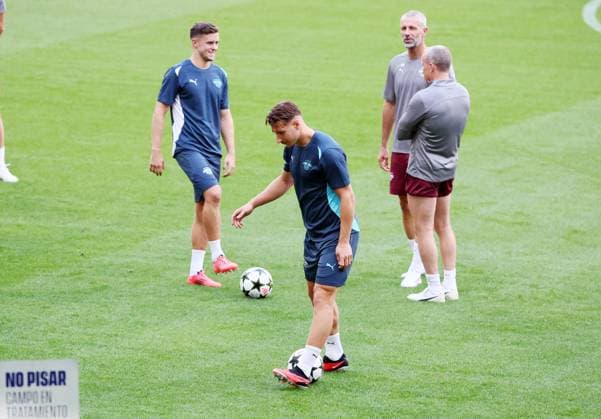 Atletico Madrid RB Leipzig CL MD 1 Madrid, 18 09 2024, Estadio Wanda Metropolitano, Football , UEFA Champions League, Matchday 1, Atletico Madrid vs RB Leipzig , Matchday 1, Final training RB Leipzig , In the picture Willi Orban 4, RB Leipzig in front of Christoph Baumgartner, Coach Marco Rose and Co Coach Frank Geideck hi v l , all RBL , Only editorial use , UEFA regulations prohibit any use of photographs as image sequences and or quasi video , Picture Point