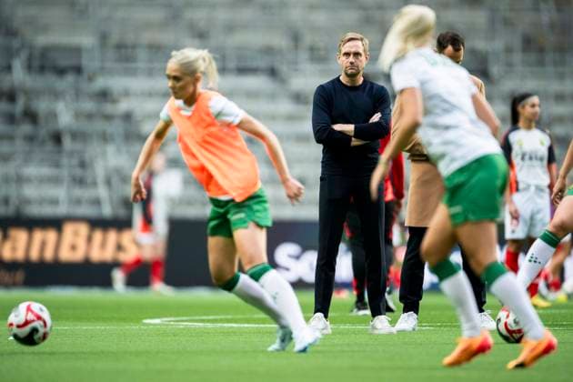 240918 Head coach Martin Sjögren of Hammarby during the UEFA Women s Champions League qualifying football match between Hammarby and Benfica on September 18, 2024 in Stockholm Photo Simon Hastegard BILDBYRAN kod SH SH0522 fotboll football soccer fotball champions league hammarby benfica dam bbeng  Copyright: SIMONxHASTEGARD BB240918SH002