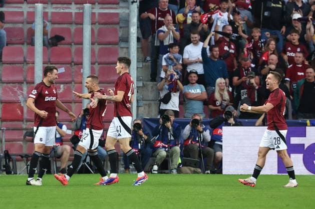 SOCCER - UEFA CL, Prag vs RBS PRAGUE,CZECH REPUBLIC,18.SEP.24 - SOCCER - UEFA Champions League, AC Sparta Prag vs Red Bull Salzburg. Image shows the rejoicing of scorer Kaan Kairinen (Sparta) with his teammates.  GEPAxpictures xDavidxGeieregger