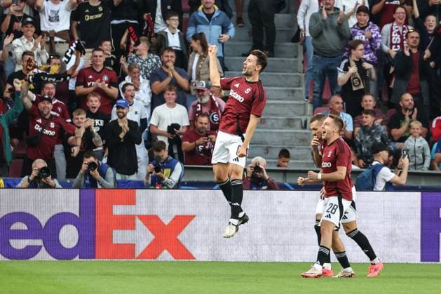 Sport Bilder des Tages SOCCER - UEFA CL, Prag vs RBS PRAGUE,CZECH REPUBLIC,18.SEP.24 - SOCCER - UEFA Champions League, AC Sparta Prag vs Red Bull Salzburg. Image shows the rejoicing of scorer Kaan Kairinen (Sparta) with his teammates.  GEPAxpictures xDavidxGeieregger