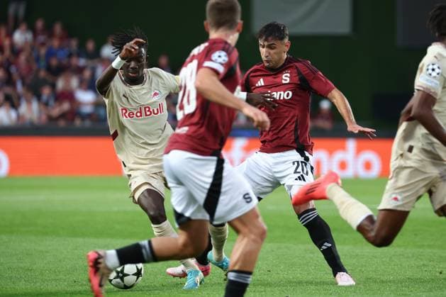 SOCCER - UEFA CL, Prag vs RBS PRAGUE,CZECH REPUBLIC,18.SEP.24 - SOCCER - UEFA Champions League, AC Sparta Prag vs Red Bull Salzburg. Image shows Moussa Yeo (RBS) and Qazim Laci (Sparta).  GEPAxpictures xDavidxGeieregger