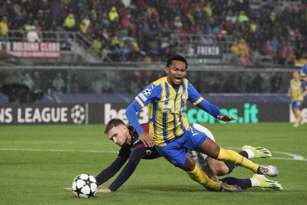 Shakhtar Donetsk s Eguinaldo fights for the ball with Bologna s Stefan Posch during the Uefa Champions League 2024 2025 soccer match between Bologna and Shakhtar Donetsk at Renato Dall& x2019;Ara Stadium - Soccer - Bologna, Italy - Wednesday September 18, 2024  Copyright: xMassimoxPaolone LaPressex