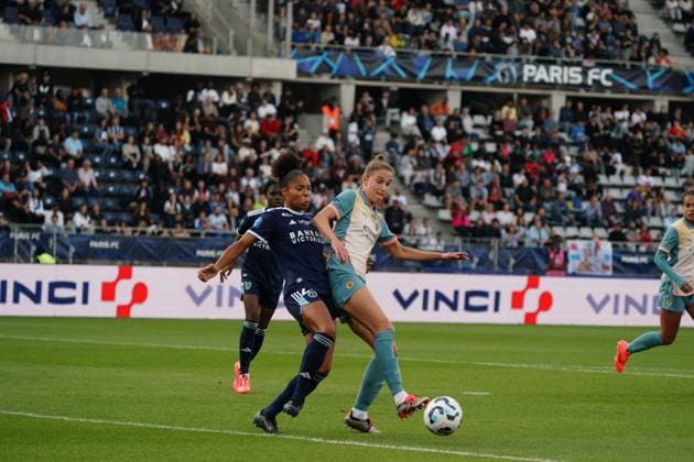 Vivianne Miedema of Man City is tackled by Deja Davis of Paris FC Paris FC Women v Manchester City Women, UEFA Women s Champions League, Second Round, Football, Stade Charlety , Paris, France, 18 Sep 2024 EDITORIAL USE ONLY No use with unauthorised audio, video, data, fixture lists, club league logos or live services. Online in-match use limited to 120 images, no video emulation. No use in betting, games or single club league player publications.  Copyright: xDavexWinter Shutterstockx 14722161ak